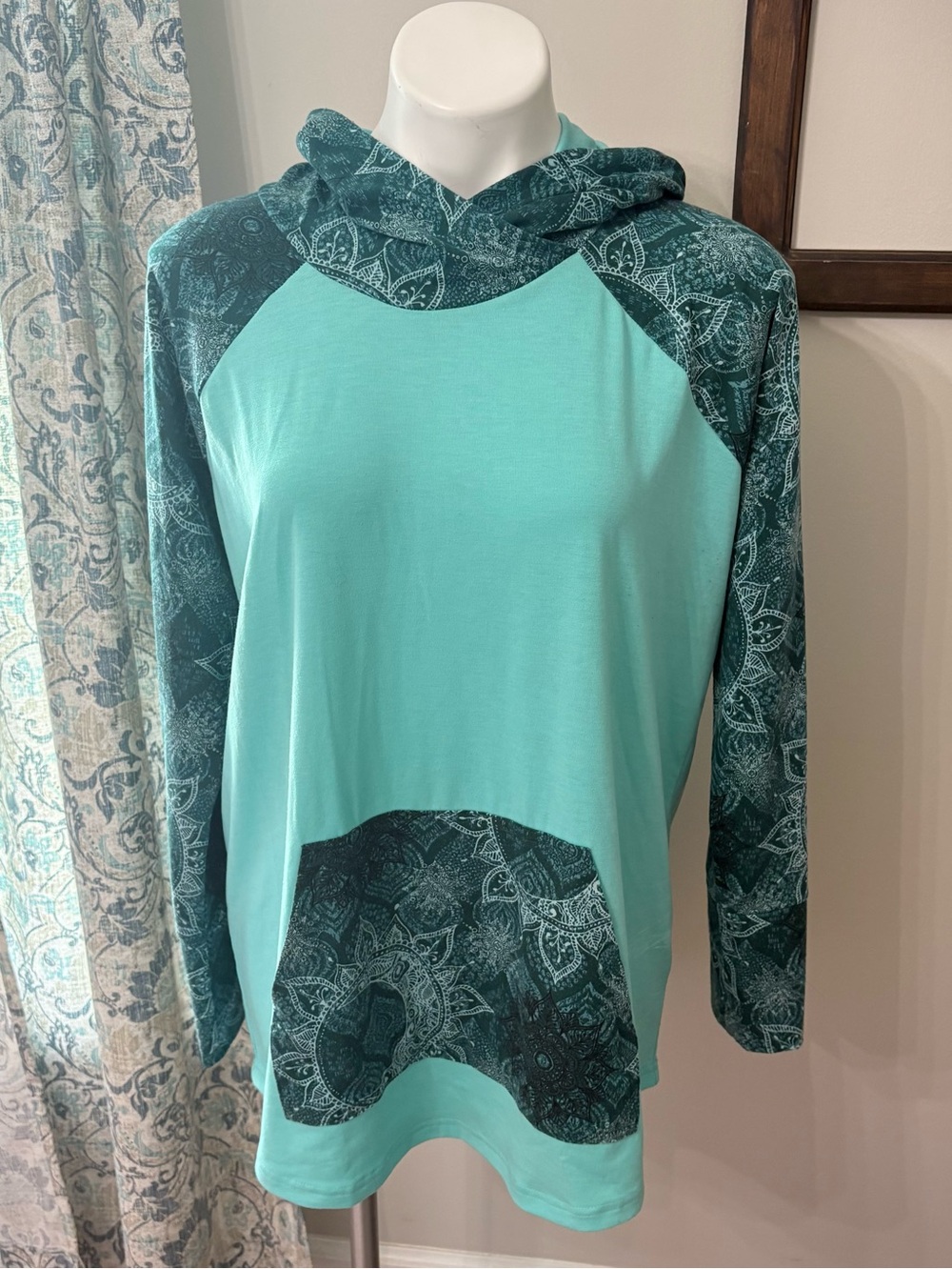 Lularoe Amber Hoodie Pullover two tones green/patterned Sz lg
